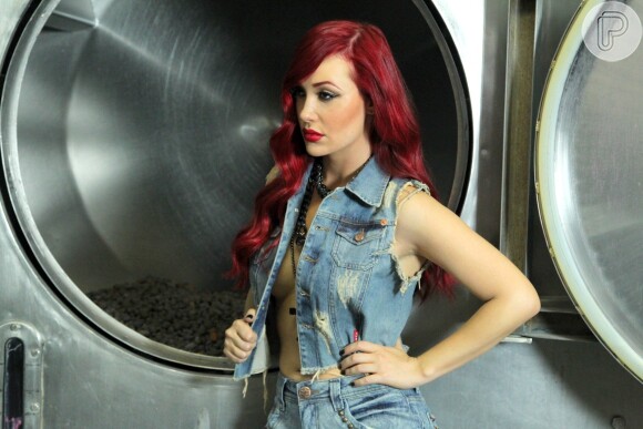 Josie Pêssoa posa sensual e com parte dos seios à mostra para campanha de moda, neste domingo, 1 de março de 2015