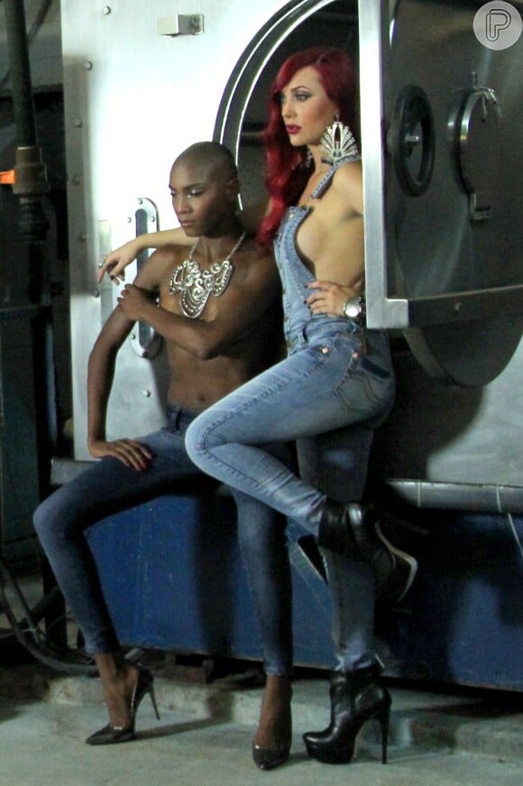 Josie Pêssoa fotografou ao lado de uma modelo para uma marca de jeans