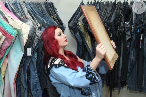 Josie Pêssoa posa sensual e com parte dos seios à mostra para campanha de moda, neste domingo, 1 de março de 2015