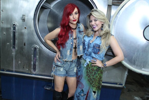 Josie Pêssoa posa sensual e com parte dos seios à mostra para campanha de moda, neste domingo, 1 de março de 2015