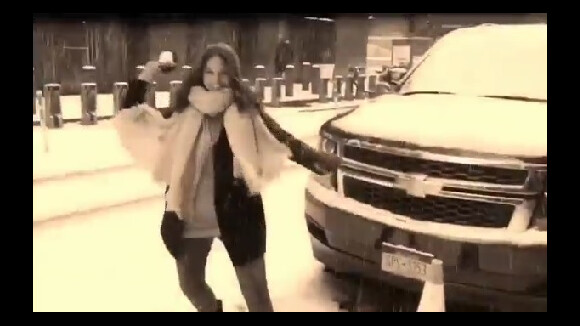 Bruna Marquezine brinca com neve em Nova York, nos EUA. Veja vídeo!