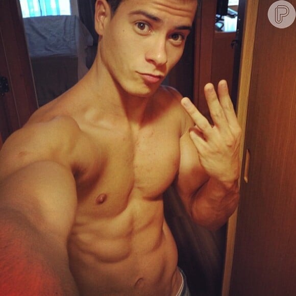 O galã Arthur Aguiar faz uma selfie sem camisa e mostra a barriga sarada em sua conta do Instagram. Será que as fãs do ator gostaram da foto?
