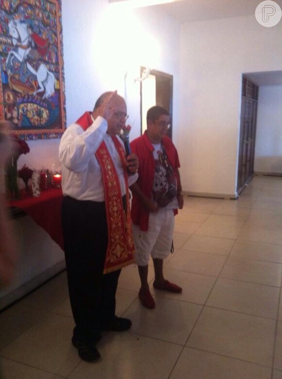 Zeca Pagodinho recebeu a benção do padre Jorjão, na festa de São Jorge, realizada na Barra da Tijuca, na Zona Oeste do Rio