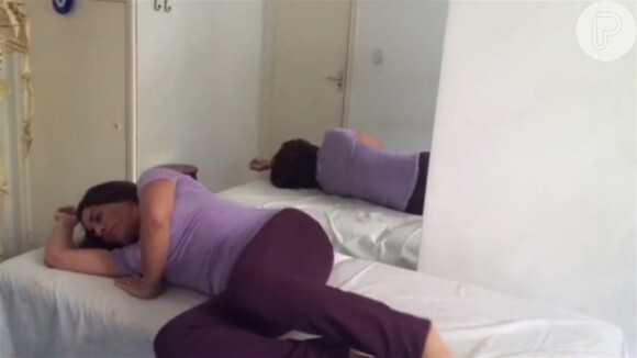 Na cama, Gloria Pires mostra os movimentos importantes para o corpo após despertar