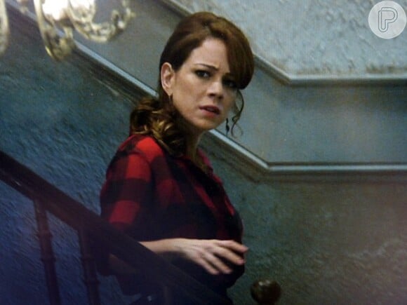 Cristina (Leandra Leal) é surpreendida por José Pedro (Caio Blat) armado, dentro de sua casa, em 'Império'