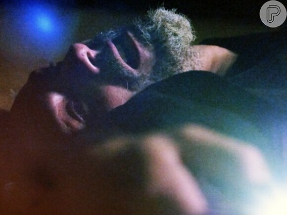 No capítulo entregue por Aguinaldo Silva aos atores da trama, José Alfredo (Alexandre Nero) morre após levar um tiro de seu inimigo