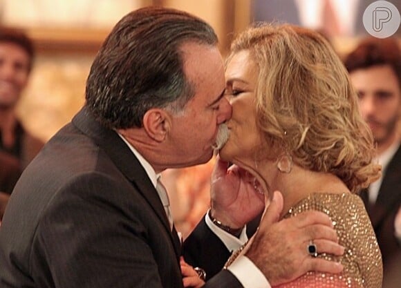 Charlô (Irene Ravache) e Otávio (Tony Ramos) se casam, no penúltimo capítulo de 'Guerra dos Sexos', em 25 de abril de 2013
