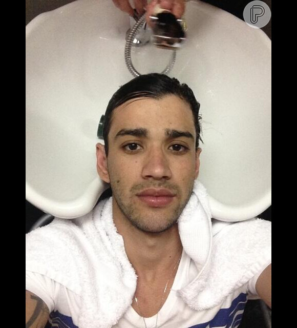 Gusttavo Lima compartilha foto lavando os cabelos no salão de beleza, em 25 de abril de 2013