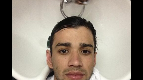 Gusttavo Lima publica foto arrumando o cabelo em salão de beleza