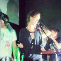 Nathalia Dill canta durante show da banda de Sergio Guizé, no Rio de Janeiro