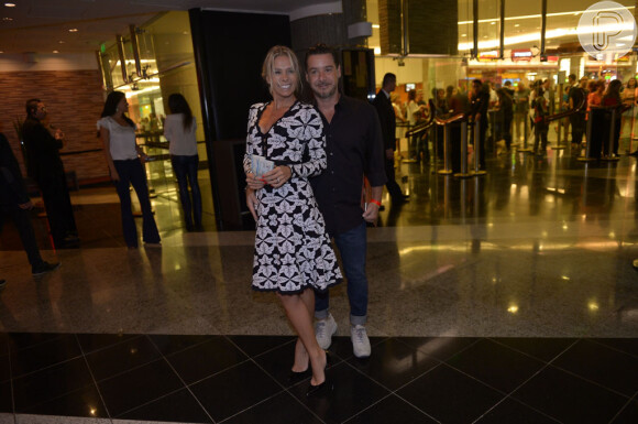 Adriane Galisteu vai ao show de Eduardo Lages com o marido, Alexandre Iódice, em São Paulo, em 8 de março de 2015