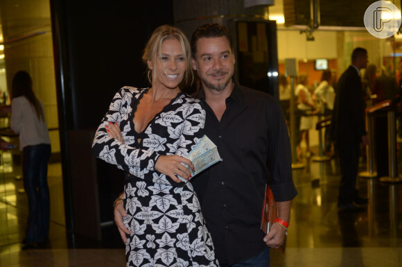 Adriane Galisteu posa com o marido, Alexandre Iódice, antes do show de Eduardo Lages