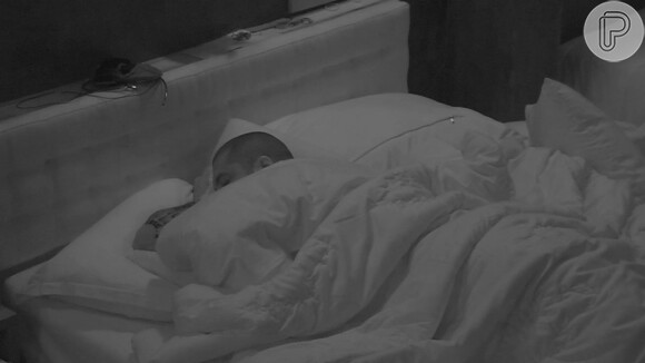Fernando vai dormir no Quarto Azul após deixar Amanda nos aposentos do Líder