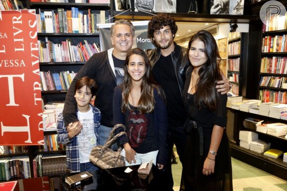 Antonia Morais e Jesus Luz posam com Orlando Morais e os irmãos da atriz, Ana Morais e Bento