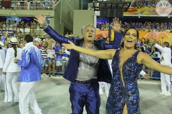 O público da Sapucaí pôde conferir um pouco da boa forma de Gloria Pires, que desfilou pela Portela ao lado do marido, Orlando Morais, usando um vestido com um decote profundo