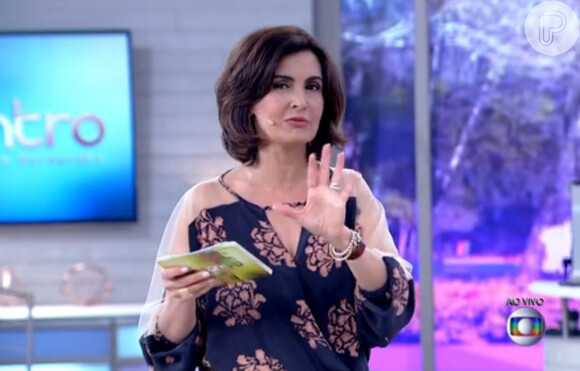 Fátima Bernardes apresentou o programa 'Encontro' desta segunda-feira (09) usando a blusa da grife Animale que já havia sido usada pela atriz Carla Salle na coletiva de imprensa da novela 'Babilônia'