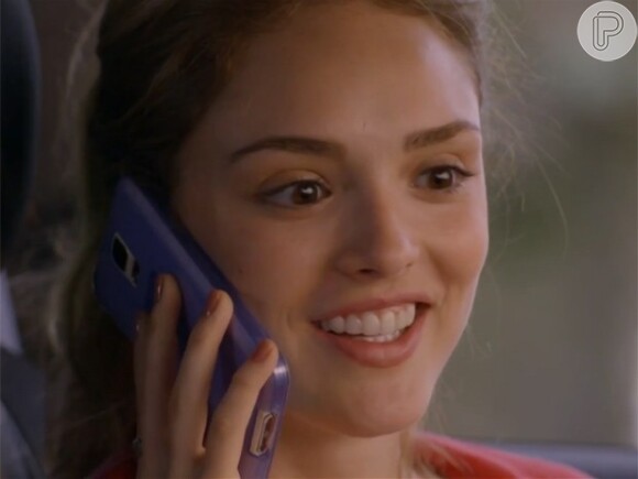 Julia (Isabelle Drummond) recebe uma ligação de Pedro (Jayme Matarazzo) e marca de encontrá-lo, no primeiro capítulo de 'Sete Vidas'