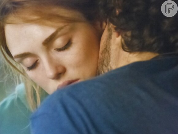 Julia (Isabelle Drummond) e Pedro (Jayme Matarazzo) quase se beijam, sem saber que são meio-irmãos, no primeiro capítulo de 'Sete Vidas'