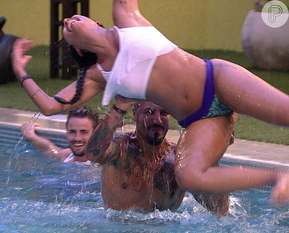Amanda e Fernando também se divertiram em brincadeira na piscina, observados por Rafael