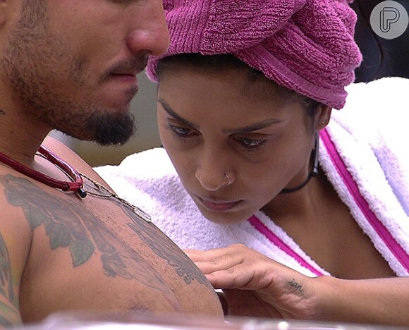 Amanda também espremeu cravos no peito de Fernando