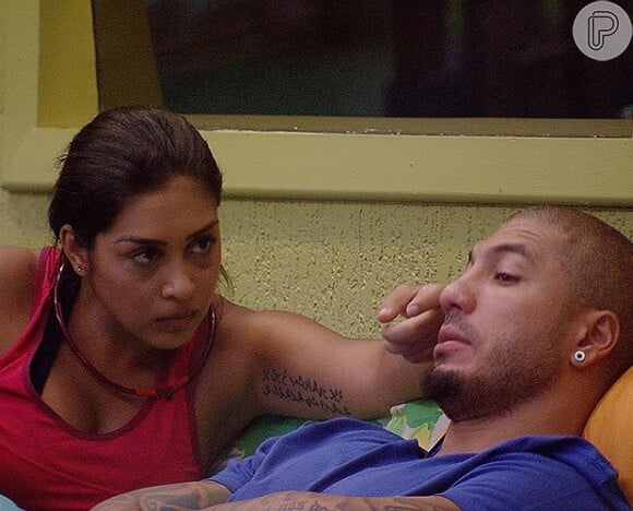 Com a saída de Aline, com quem Fernando se relacionava na casa do 'BBB15', Amanda se reaproximou do brother, e chegou a enxugar as lágrimas dele