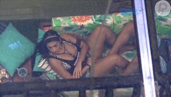 De acordo com alguns internautas, enquanto recebia massagem de Amanda, Fernando ficou com o pé nas partes íntimas da sister