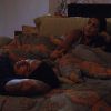 Amanda e Fernando participam do cinema do Líder deitados na mesma cama e de mãos dadas