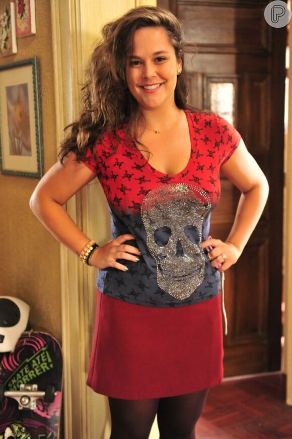 Tatiana Alvim é Socorro, presidente do fã-clube de Amora (Sophie Charlotte), em 'Sangue Bom'