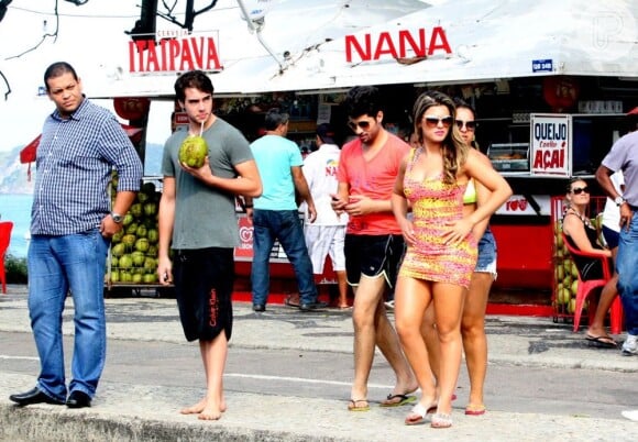 Babi Rossi é clicada, usando um vestido curtinho, ao lado do namorado, Olin Batista