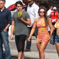 Babi Rossi vai à praia com namorado, Olin Batista, e posa de biquíni com amigos