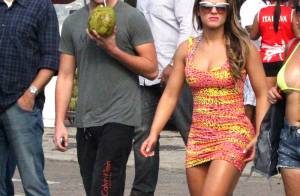 Babi Rossi vai à praia com namorado, Olin Batista, e posa de biquíni com amigos