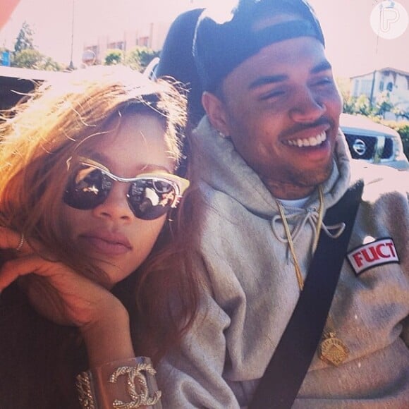 Rihanna e Chris Brown afastam rumores de término de namoro depois da cantora publicar uma foto dos dois juntos