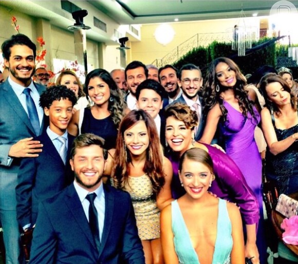 A atriz Juliana Boller compartilhou foto do elenco nas gravações do casamento de Vicente e Cristina, na novela 'Império'