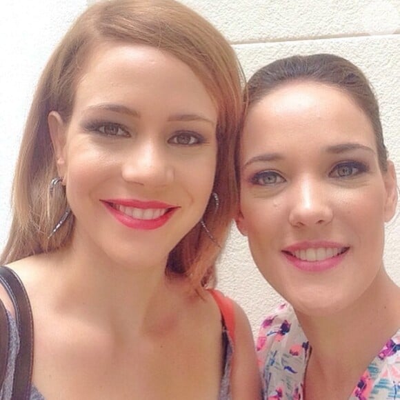Adriana Birolli posa com Leandra Leal nos bastidores de 'Império': 'Prazer trabalhar com essa atriz maravilhosa!!! E vai chegando o fim'
