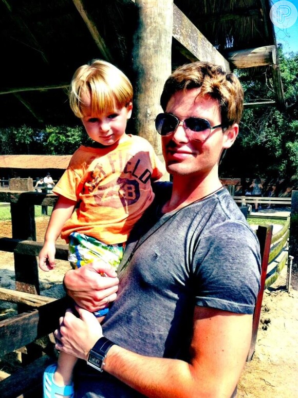 Jonatas Faro posa com o filho, Guy, no aniversário de 2 anos do menino, em 28 de abril de 2013