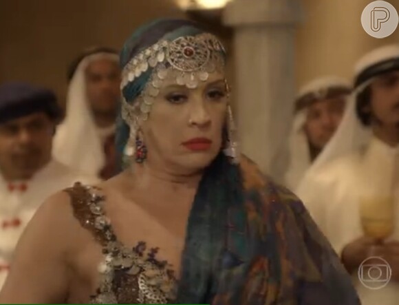 Samantha (Claudia Raia) teve que dançar para o sultão quando chegou no Reino Árabe do Sul, em 'Alto Astral'