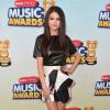 Selena posa no tapete vermelho da 'Radio Disney Music Awards'
