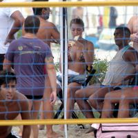 Romário deixa praia com a namorada após jogar futevôlei com amigos no Rio