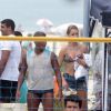 Romário e a namorada aproveitam praia no Rio neste domingo, 15 de março de 2015