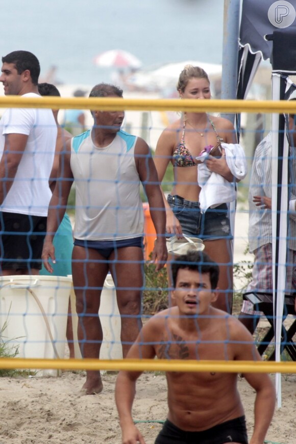 Romário e a namorada aproveitam praia no Rio neste domingo, 15 de março de 2015