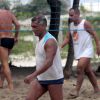 Romário deixa praia da Barra da Tijuca acompanhado da namorada neste domingo, 15 de março de 2015