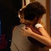Julia (Isabelle Drummond) e Pedro (Jayme Matarazzo) são flagrados por Edgard (Fernando Belo) abraçados no escuro, dentro da igrejinha, em cena de 'Sete Vidas', em 23 de março de 2015