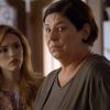 Júlia (Isabelle Drummond) fica intrigada com a reação de Guida (Claudia Mello) quando conta para a tia que vai se casar com Edgard (Fernando Belo), em 'Sete Vidas'