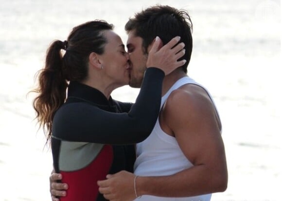 Natália (Daniela Escobar) e Juliano (Bruno Gissoni) se beijam, em 'Flor do Caribe'
