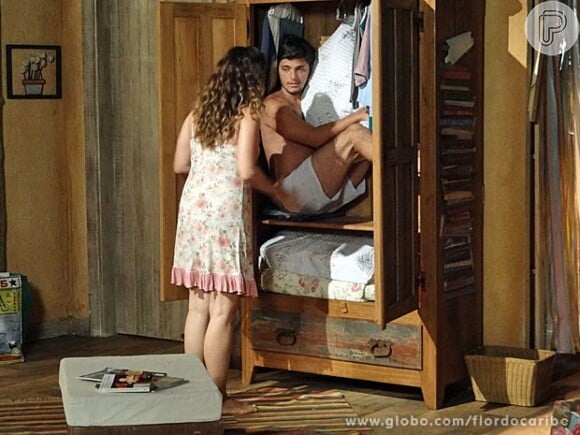 Para não ser flagrada pela filha, Natália (Daniela Escobar) esconde Juliano (Bruno Gissoni) no armário, em 'Flor do Caribe'