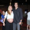 Luciano Szafir e a namorada, Luhanna Melloni, grávida de oito meses, foram à pré-estreia do musical 'A Noviça Rebelde'