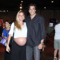 Luciano Szafir e a namorada, Luhanna Melloni, grávida, vão a estreia de musical