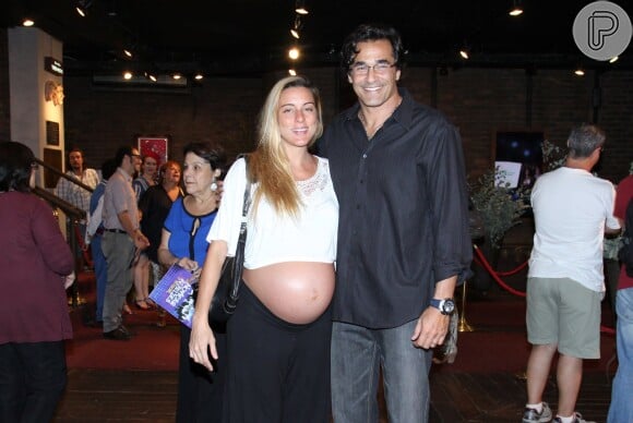 Luciano Szafir e a namorada, Luhanna Melloni, grávida de oito meses, foram à pré-estreia do musical 'A Noviça Rebelde'