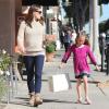 Jennifer Garner exibe volume suspeito na barriga ao ser flagrada com a filha Violet