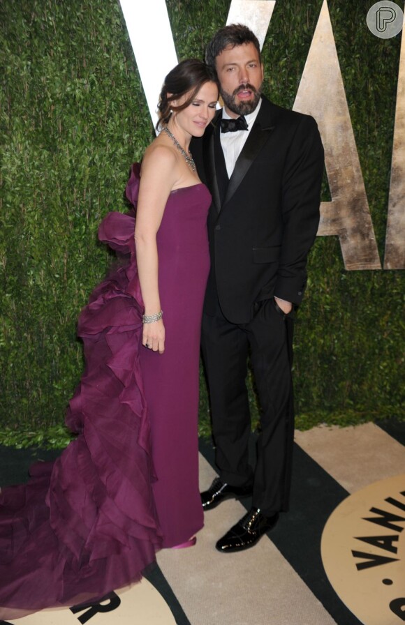 Jennifer Garner posa com Ben Affleck e exibe barriga suspeita já em fevereiro deste ano. De acordo com a imprensa internacional, o ator vinha cobrando mais um filho da atriz